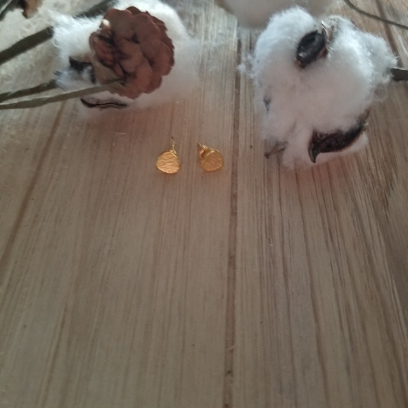 💜💜💜Super Adorable Heart Studs in GOLD 💜💜💜 - Picture 9 of 10